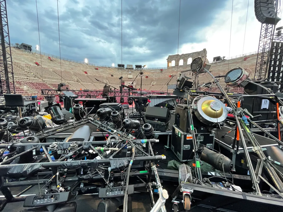 Il palco di Nick Cave abbattuto dal vento all'Arena di Verona 2022