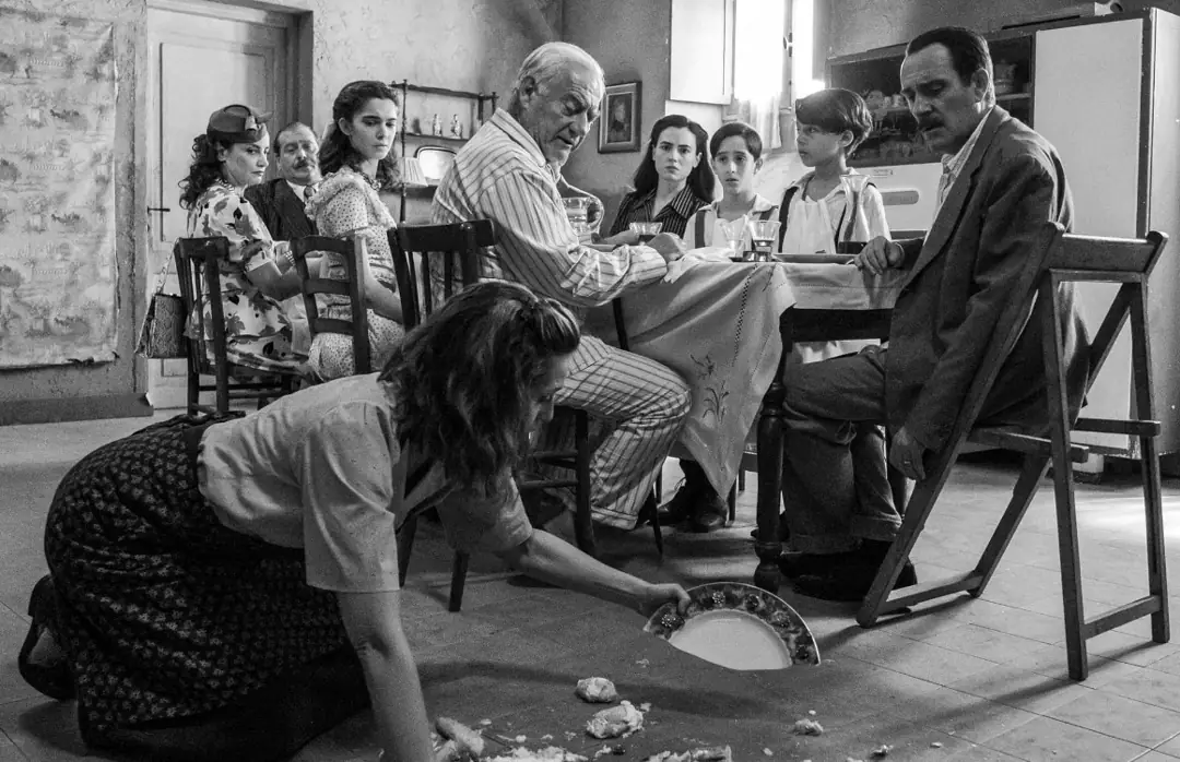 la scena del piatto in C'è ancora domani di Paola Cortellesi